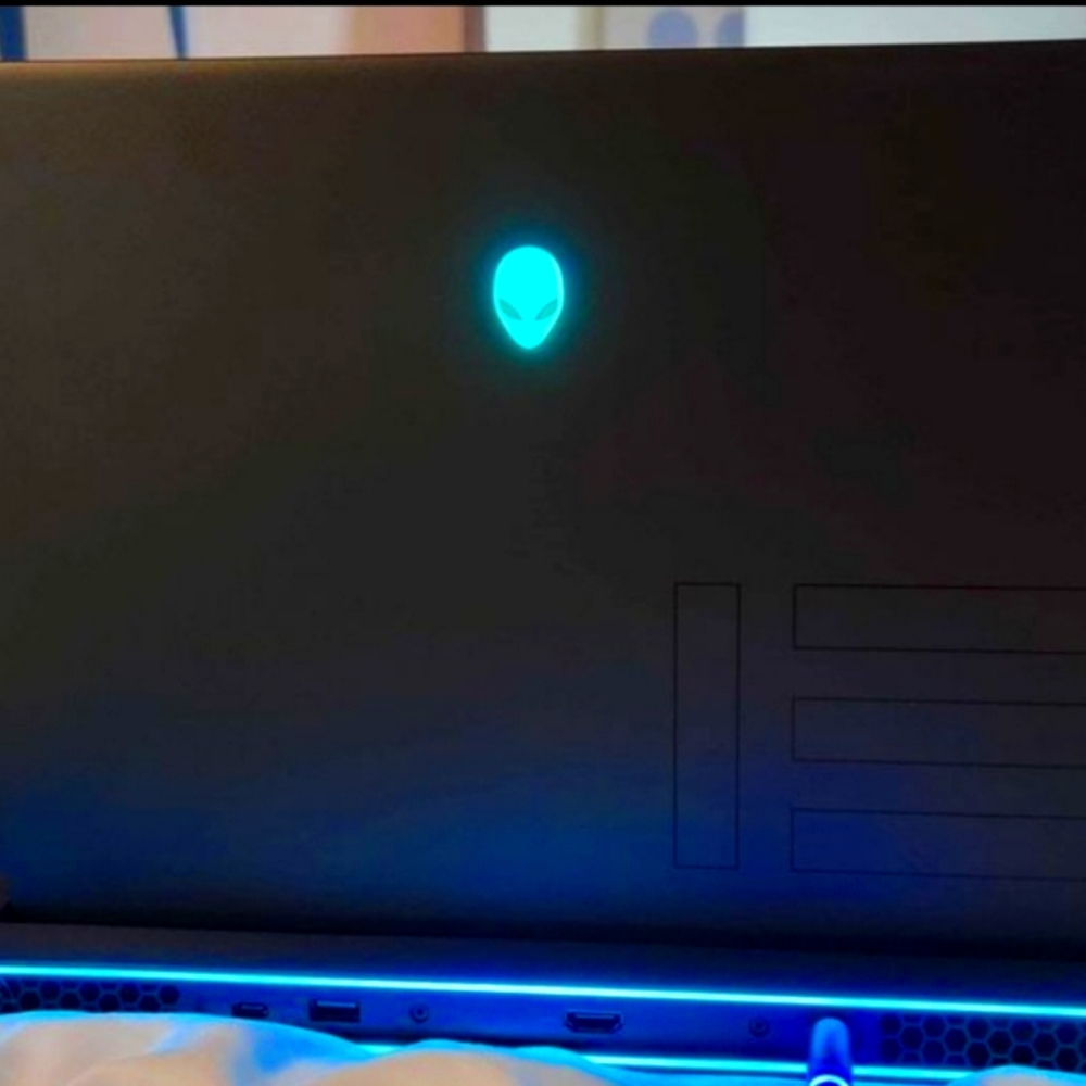 Dell Alienware m15 r7 Gaming Laptop